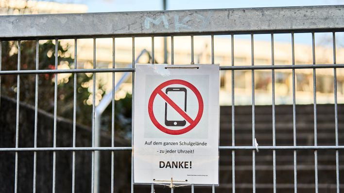Baden-Württemberg, Stuttgart ein Handyverbotsschild hängt am Schulzaun