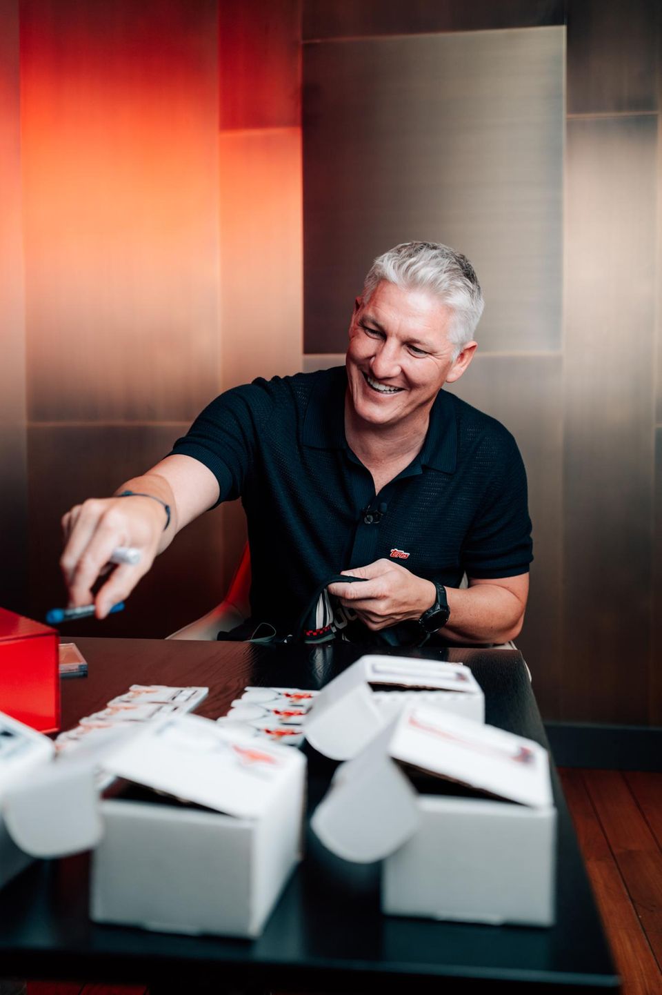 Bastian Schweinsteiger signiert die Boxen der Topps-Jubiläumsedition.