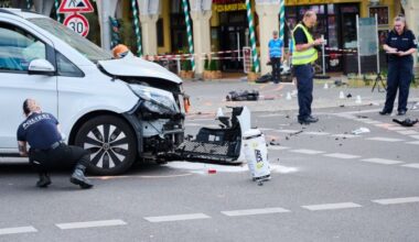 Archivbild vom 08.07.2024: Polizisten arbeiten gegenüber vom Roten Rathaus nach einem Unfall mit einem Motorrad an der Unfallstelle. Bei dem schweren Verkehrsunfall am Roten Rathaus in Berlin-Mitte ist ein Motorradfahrer gestorben (Quelle: dpa / Annette Riedl).