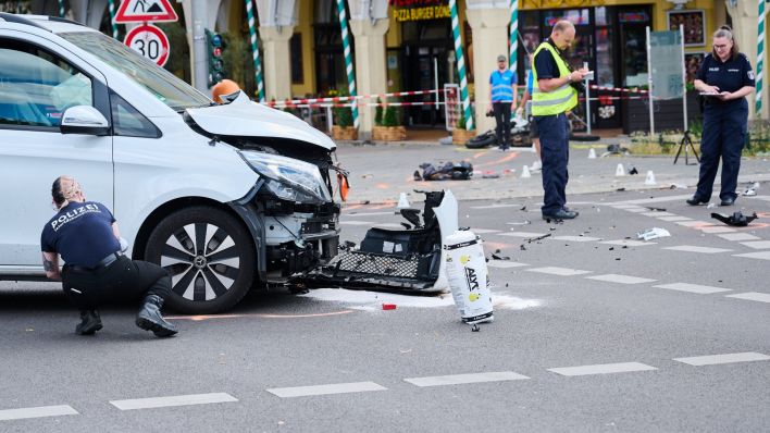Archivbild vom 08.07.2024: Polizisten arbeiten gegenüber vom Roten Rathaus nach einem Unfall mit einem Motorrad an der Unfallstelle. Bei dem schweren Verkehrsunfall am Roten Rathaus in Berlin-Mitte ist ein Motorradfahrer gestorben (Quelle: dpa / Annette Riedl).