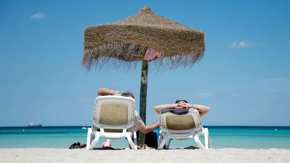 Urlauber liegen am Strand: ARCHIV - Ab in die Sonne: Auch Kurzentschlossene finden noch reichlich Angebote für Sommerurlaub am Meer. (zu dpa: «Sommerurlaub: Sparen auf den letzten Drücker») Foto: Julian Stratenschulte/dpa/dpa-tmn - Honorarfrei nur für Bezieher des dpa-Themendienstes +++ dpa-Themendienst +++