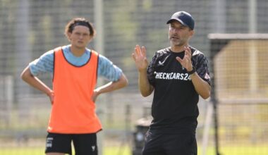 Hertha-Trainer Stefan Leitl spricht während einer Trainingseinheit, im Hintergrund Spieler Fabian Reese. Quelle: imago images/Contrast