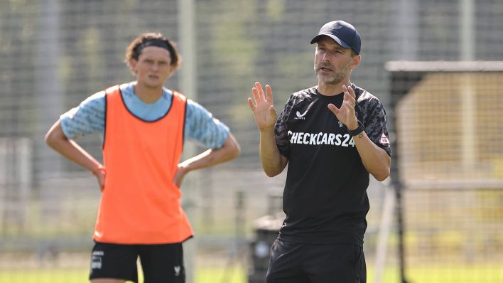Hertha-Trainer Stefan Leitl spricht während einer Trainingseinheit, im Hintergrund Spieler Fabian Reese. Quelle: imago images/Contrast