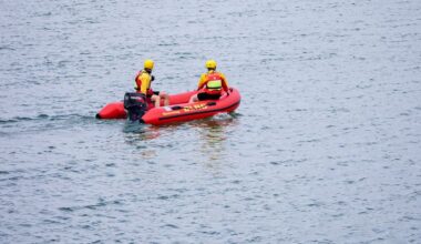 Symbolbild: Zwei Rettungsschwimmer fahren mit einem Rettungsboot über die Ostsee am 08.06.2025. (Quelle: picture alliance / photothek.de/Thomas Trutschel)