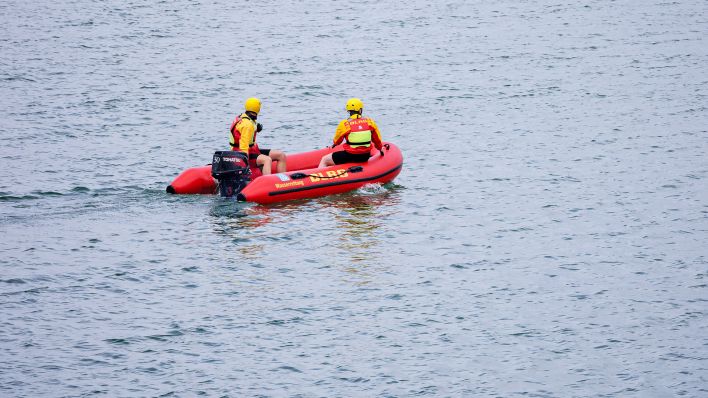 Symbolbild: Zwei Rettungsschwimmer fahren mit einem Rettungsboot über die Ostsee am 08.06.2025. (Quelle: picture alliance / photothek.de/Thomas Trutschel)