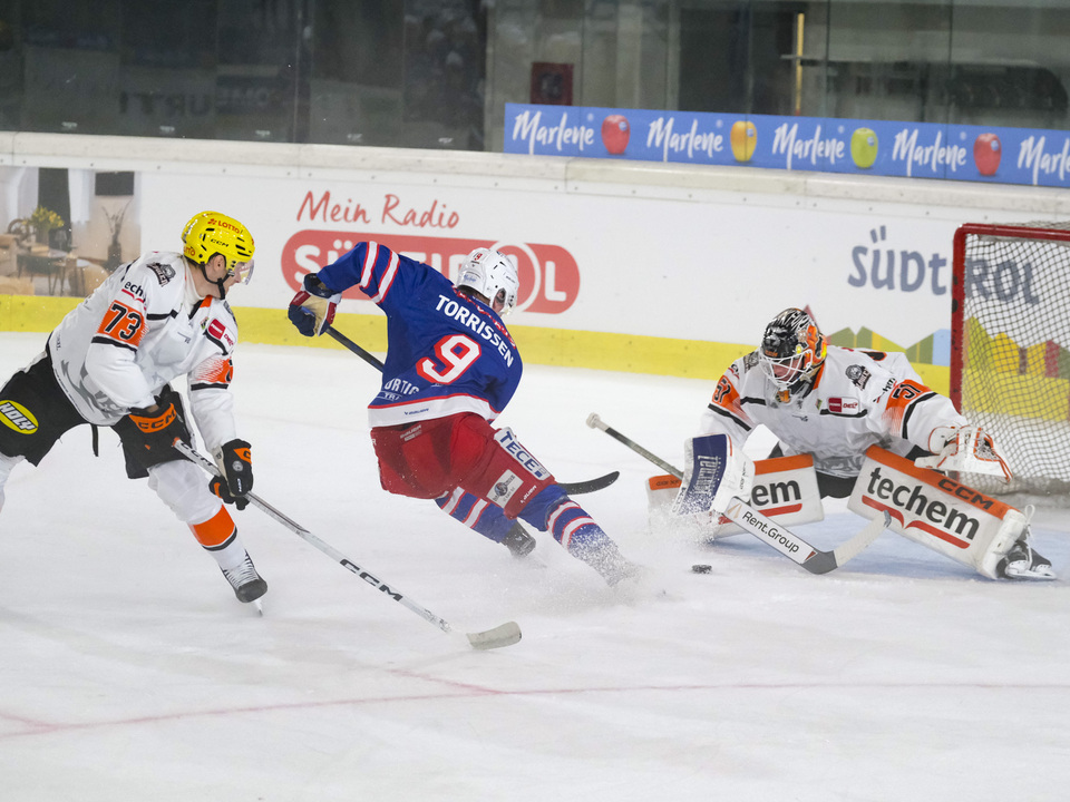 Dolomitencup_Löwen Frankfurt (in white) and Valerenga (2)