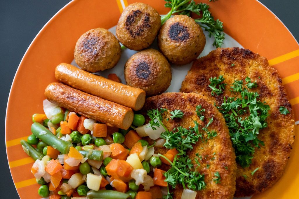 Schnitzel, Würstchen, Hackbällchen: All das gibt's mittlerweile auch als vegane Variante.