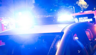 Archivbild: Ein Polizeiauto steht an einem Brandort. Nach einem Feuer am Bahnhof Alexanderplatz hat die Polizei jemanden festgenommen (Quelle: dpa / Christophe Gateau).