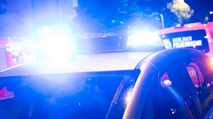 Archivbild: Ein Polizeiauto steht an einem Brandort. Nach einem Feuer am Bahnhof Alexanderplatz hat die Polizei jemanden festgenommen (Quelle: dpa / Christophe Gateau).