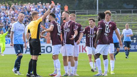 Viertligist gegen Zweitligist heißt es in der 1. Runde des DFB-Pokals zwischen dem BFC Dynamo und dem VfL Bochum. Wer der Außenseiter ist, lässt sich dabei lange Zeit nur erahnen, die mögliche Sensation nimmt bereits Gestalt an - bis eine schicksalhafte Szene das Märchen des Regionalligisten ins Wanken bringt.