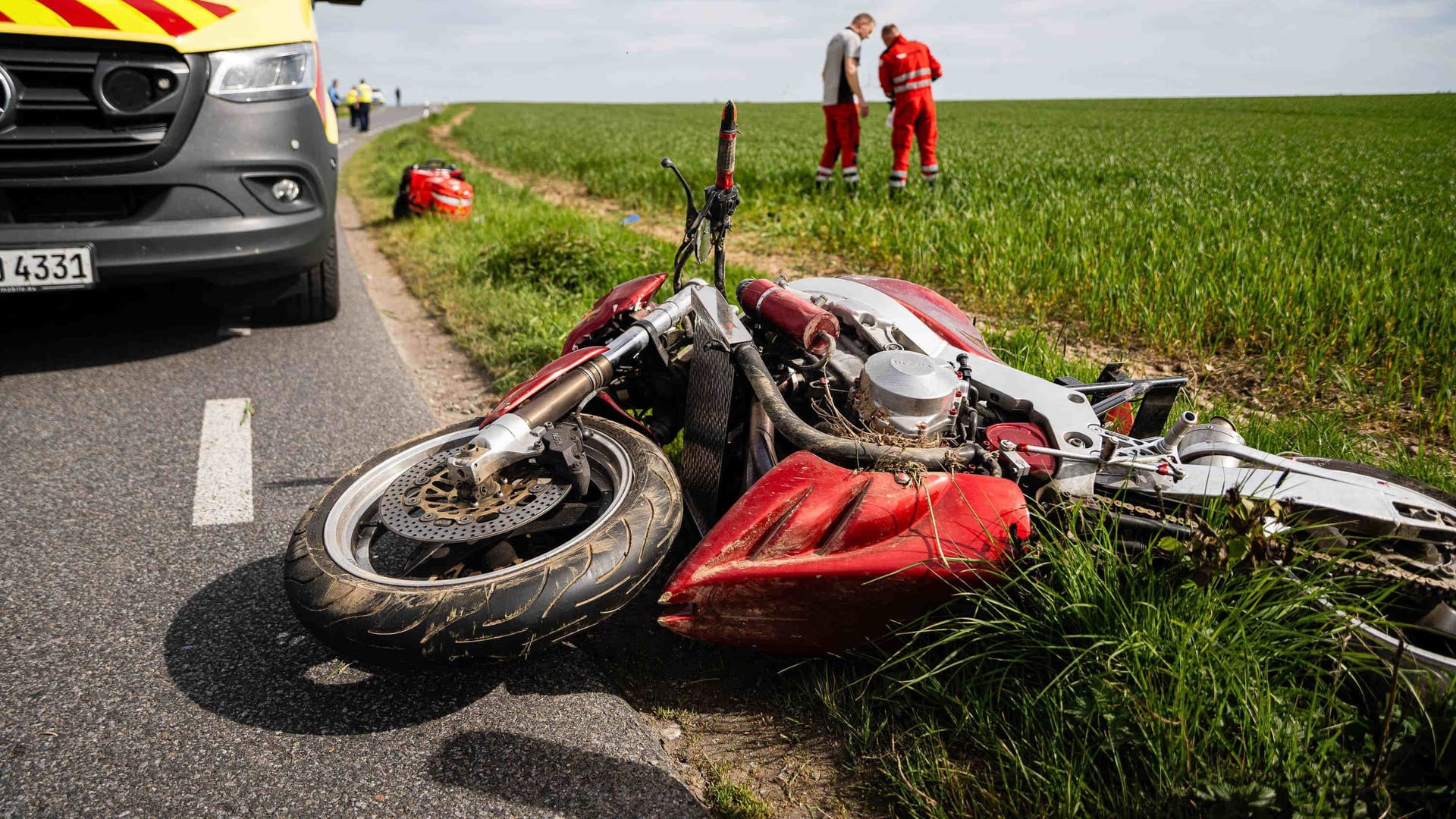 Ein Unfall mit einem Motorrad (Symbolbild): Auch ein Helikopter kam zum Einsatz.