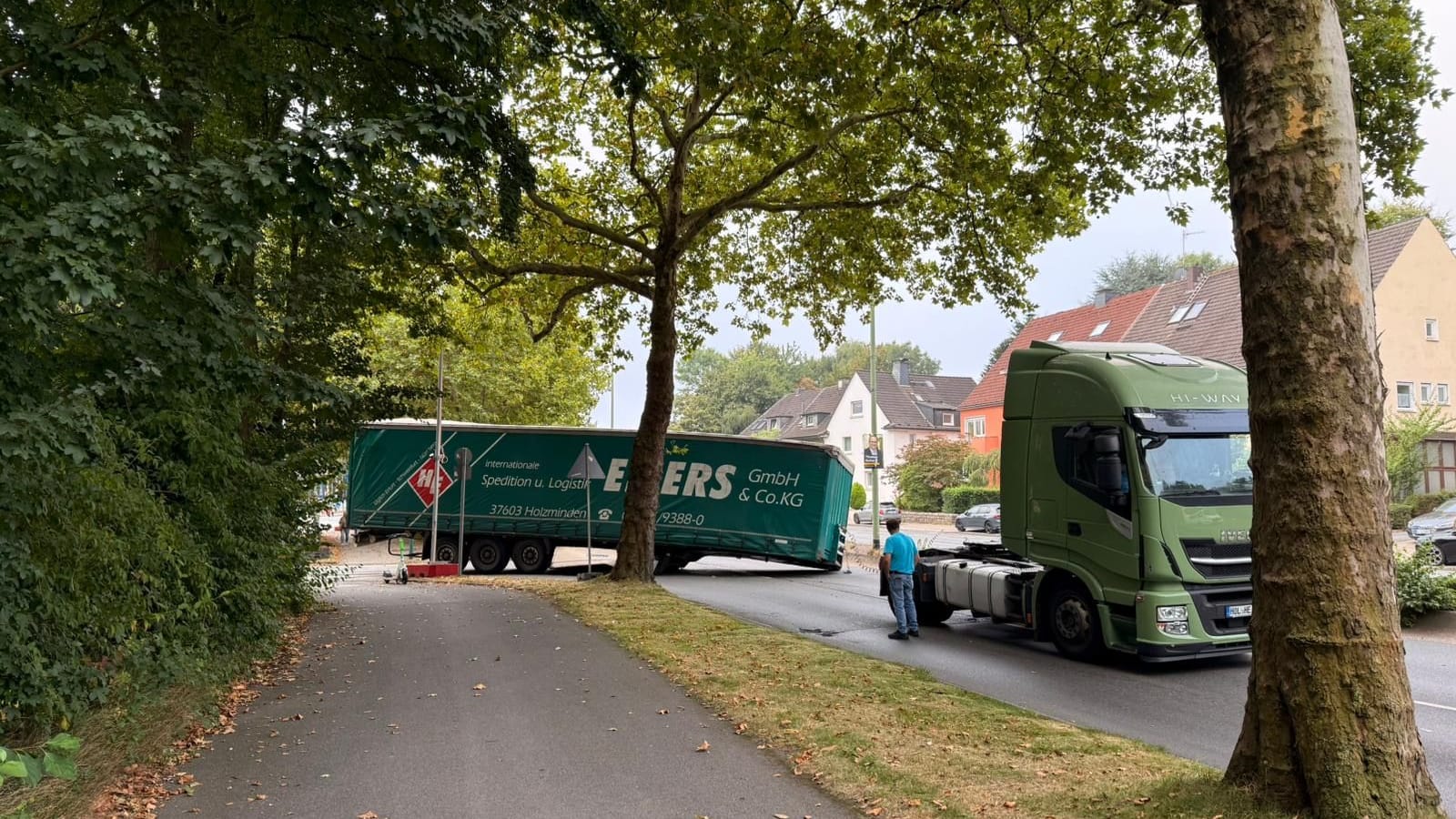 In Essen hat ein LKW seinen Auflieger verloren: Eine wichtige Straße ist seitdem gesperrt.