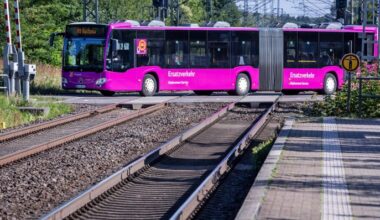 Ein Ersatzbus der Deutschen Bahn fährt über einen Bahnübergang auf der wegen Bauarbeiten gesperrten zweigleisigen Schienenstrecke. Busse ersetzen in den nächsten neuen Monaten die Personenzüge auf der Strecke zwischen Berlin und Hamburg fotografiert am 06.08.2025.(Quelle: picture alliance/dpa/Jens Büttner)