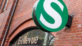 Das Schild der S-Bahn hängt an dem Bahnhof Bellevue. (Quelle: dpa)