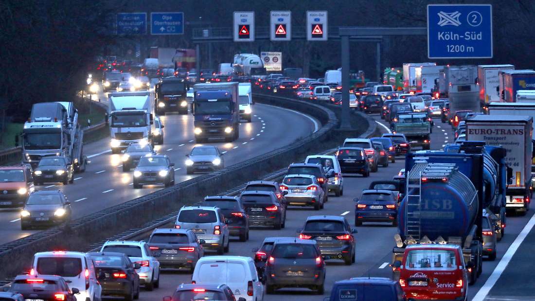 Autos und Lkw stehen im morgendlichen Berufsverkehr auf der Autobahn A555 im Stau. 