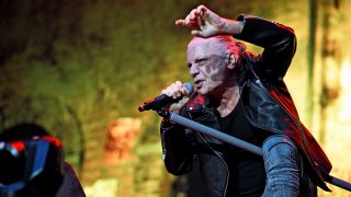 Archivbild: Bruce Dickinson Iron Maiden bei einem Konzert in der Veltins Arena in Gelsenkirchen am 11.07.2025. (Quelle: IMAGO/snapshot-photography/D.Vor)