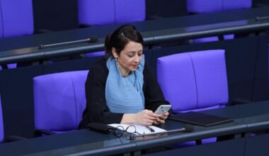 Archivbild:Felor Badenberg, parteilose Berliner Senatorin für Justiz und Verbraucherschutz, schaut auf ihr Smartphone am 20.03.2024.(Quelle:imago images/dts Nachrichtenagentur)