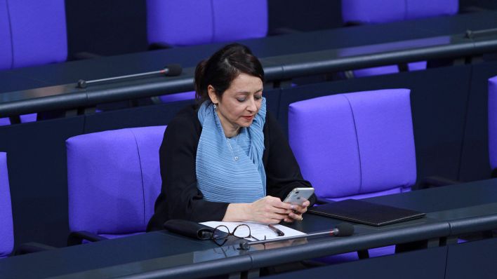 Archivbild:Felor Badenberg, parteilose Berliner Senatorin für Justiz und Verbraucherschutz, schaut auf ihr Smartphone am 20.03.2024.(Quelle:imago images/dts Nachrichtenagentur)