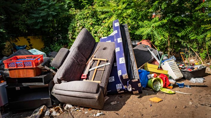 Symbolbild:Sperrmüll liegt in Kreuzberg auf dem Boden.(Quelle:imago images/J.Ritter)