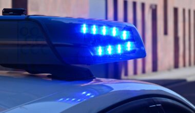 Auto kracht rückwärts in Glasfassade von Lidl-Markt in Berlin-Tempelhof