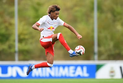 RB Leipzigs Samba Moodee Gerard Konate am Ball.