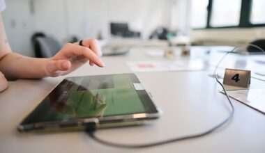 Symbolbild:Eine Frau beantwortet im Dekra Standort Berlin-Hohenschönhausen eine Frage der theoretischen Prüfung des Führerscheins.(Quelle:picture alliance/dpa/S.Gollnow)