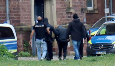 Archivbild:Polizisten bringen den in Bernau bei Berlin festgenommenen mutmaßlichen IS-Unterstützer, der einen Anschlag mit Schusswaffen auf die israelische Botschaft in Berlin geplant haben soll, zur Haftvorführung am 20.10.2024.(Quelle:picture alliance/dpa/R.Priebe)