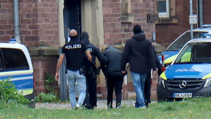 Archivbild:Polizisten bringen den in Bernau bei Berlin festgenommenen mutmaßlichen IS-Unterstützer, der einen Anschlag mit Schusswaffen auf die israelische Botschaft in Berlin geplant haben soll, zur Haftvorführung am 20.10.2024.(Quelle:picture alliance/dpa/R.Priebe)