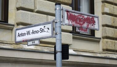 Archivbild: Das Straßenschild in der Mohrenstraße in Berlin Mitte wurde mit roter Farbe beschmiert - der neue Straßenname "Anton-Wilhelm-Amo-Straße" wurde auf das Straßenschild daneben geklebt. (Quelle: dpa/Steinach)