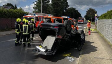 Auto bleibt auf dem Dach liegen – zwei Verletzte