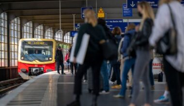 Symbolbild: Zahlreiche Fahrgäste warten auf einem Bahnsteig am Bahnhof Zoologischer Garten auf eine einfahrende S-Bahn der Linie S3. (Quelle: dpa/Skolimowska)