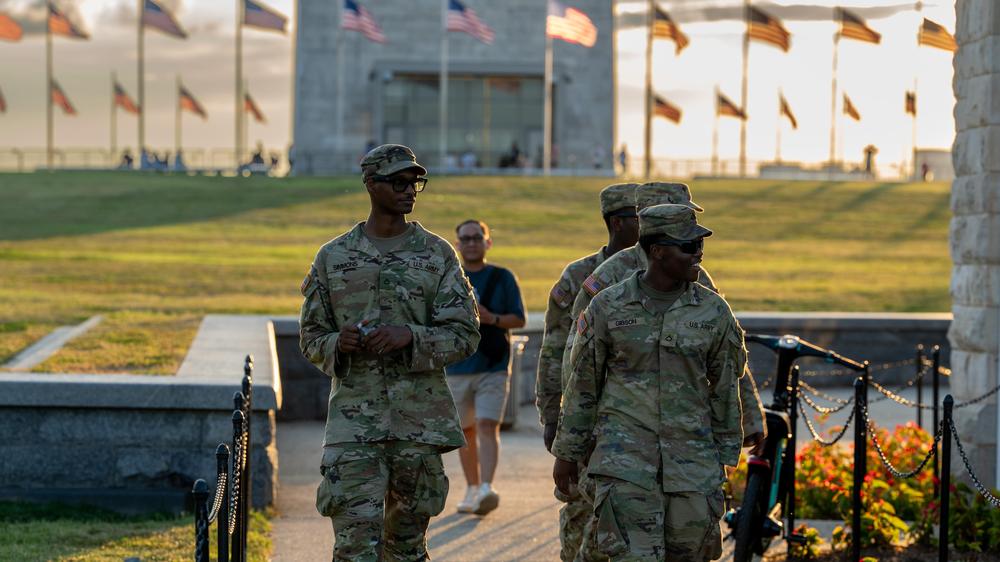 Nationalgarde in Washington, D. C.: Soldatinnen und Soldaten der Nationalgarde patrouillieren in Washington, D. C.