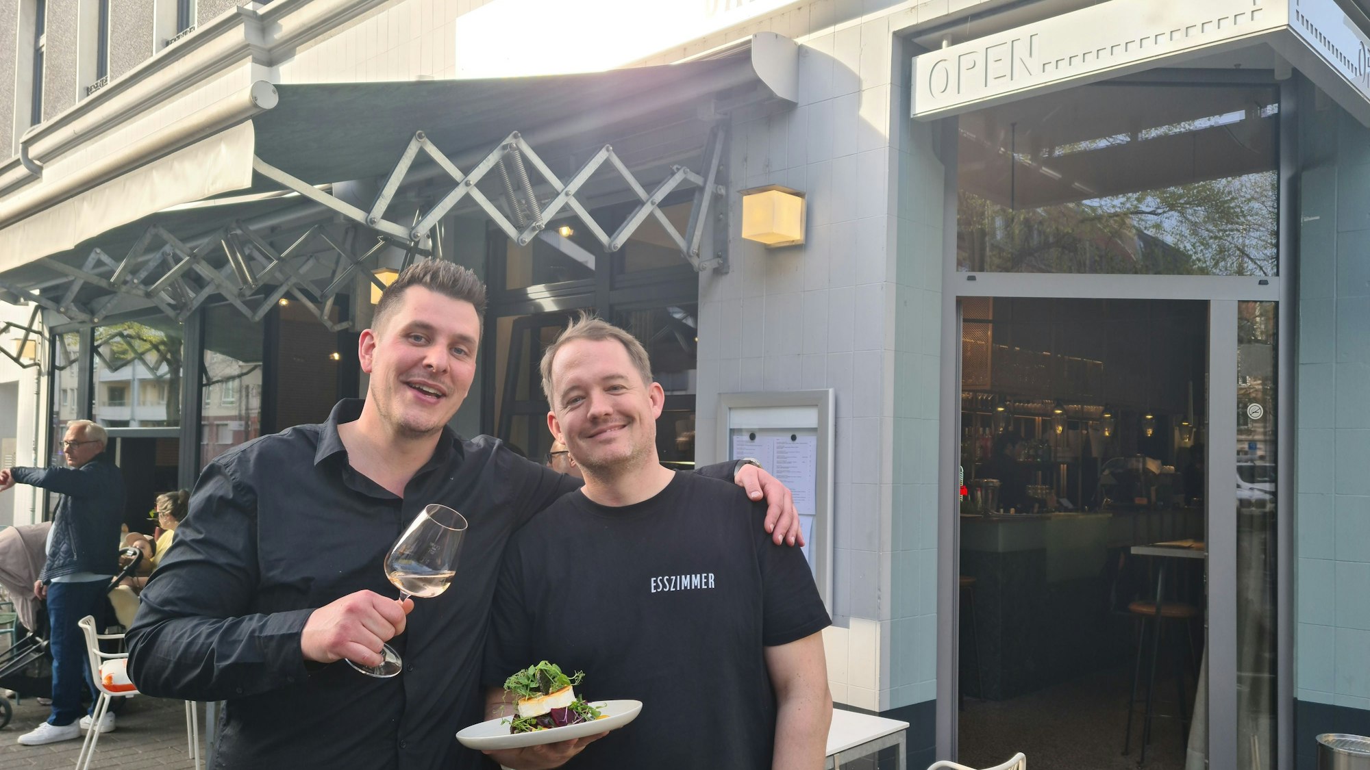 André Schneider und Alexander Marx (r.)  sind die Betreiber von Karl's Weinbar an der Venloer Straße