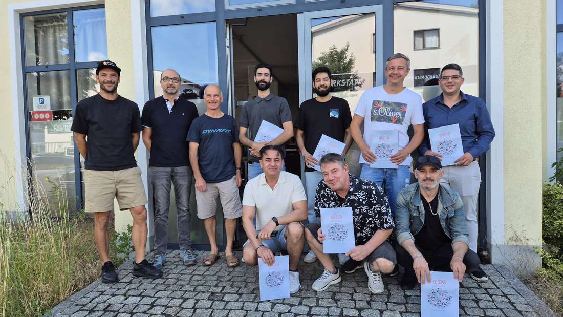 Sind stolz auf ihre Bestnoten: Die Umschüler der BIB Augsburg, die ihre Prüfungen in Weilheim abschlossen.