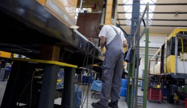 Archivbild: In der BVG-Hauptwerkstatt der Berliner U-Bahn in der Seestrasse ist ein Monteur mit der Aufarbeitung eines Wagenkastens beschaeftigt. (Quelle: dpa/Heinrich)