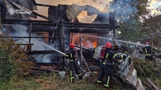 Feuerwehrleute löschen einen Brand in einem Wohngebiet in Lviv. 