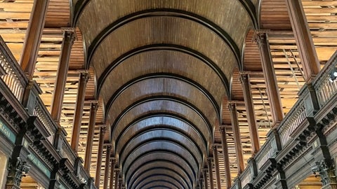 Zu sehen ist die Trinity Bibliothek. Ab 2027 wird sie aufwändig renoviert, daher sind schon jetzt viele Regale leer.