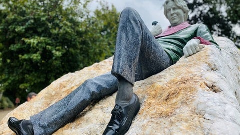 Oscar Wilde Statur im Marrion Square, im Herzen von Dublin. Sie steht ganz in der Nähe seines Geburtshauses. Er lächelt den vielen Fans aus der ganzen Welt, die sein Denkmal besuchen, schelmisch zu. 