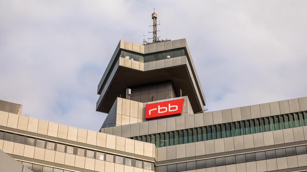 Rundfunk Berlin-Brandenburg: Nach dem Skandal um die frühere RBB-Intendantin Patricia Schlesinger wurde ein neuer Staatsvertrag aufgesetzt. Die Rundfunkanstalt wehrte sich gegen strengere Regelungen, scheiterte nun aber vor dem Bundesverfassungsgericht.