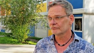 Peter Hermanns, Internationaler Bund Berlin-Brandenburg, ehemaliger Leiter (2014 - 2020) der Unterkunft im Allende-Viertel.(Quelle:rbb)
