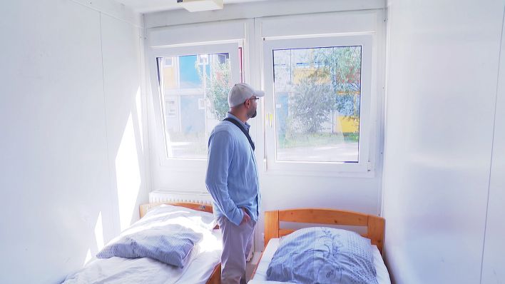 Baara Mshinish steht in seinem ehemaligen Zimmer im Containerdorf für Geflüchtete und schaut aus dem Fenster.(Quelle:rbb)