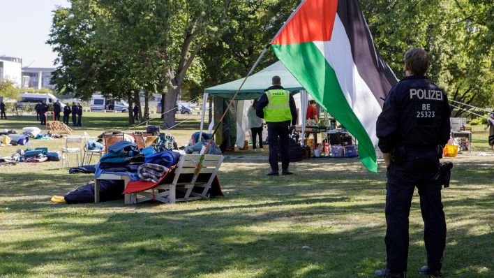 Ein Polizist steht an einem Palästina-Camp vor dem Bundeskanzleramt. Das Camp soll geräumt werden. (Quelle: dpa/Bildfunk)