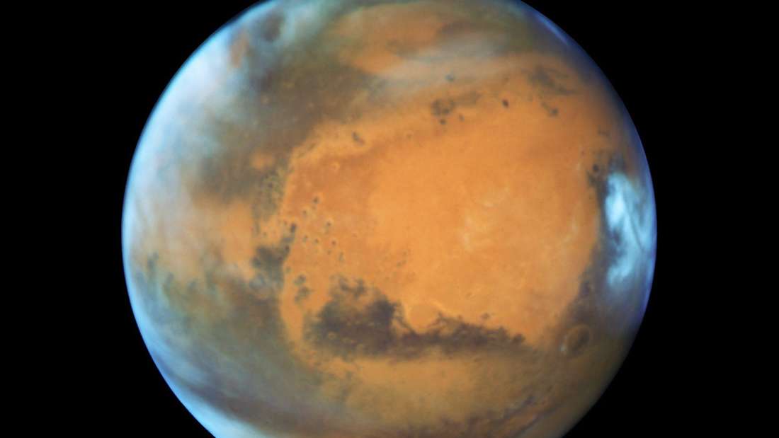 Der Mars ist der Planet, der von den meisten menschlichen Gerätschaften erforscht wird. Zahlreiche Orbiter umkreisen den roten Planeten und auch auf seiner Oberfläche sind mehrere Rover und andere Forschungsgeräte aktiv.