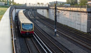 Symbolbild: Eine S-Bahn der Deutsche Bahn der Linie S9 auf der Strecke vom Flughafen Berlin Brandenburg (BER) zur Warschauer Strasse. (Quelle: dpa/Keuenhof)