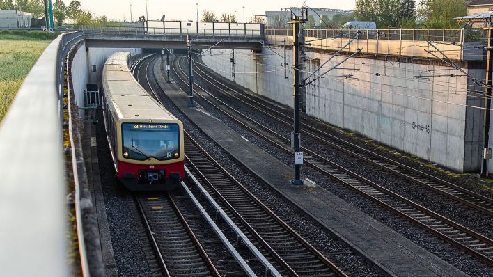 Symbolbild: Eine S-Bahn der Deutsche Bahn der Linie S9 auf der Strecke vom Flughafen Berlin Brandenburg (BER) zur Warschauer Strasse. (Quelle: dpa/Keuenhof)