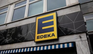 Symbolbild: Edeka-Logo an einem Supermarkt. (Quelle: dpa)