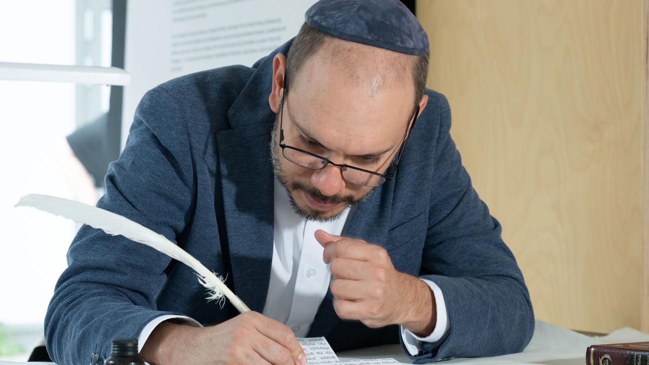 Jüdische Kultur: Auftakt für Thora-Projekt in Dresden - Schrift entsteht live