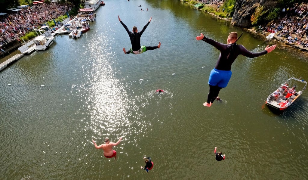 Brückenspringen von der Giebichensteinbrücke beim Laternenfest in Halle.