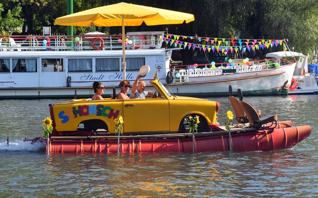 Bootskorso auf dem halleschen Laternenfest: Hier schippert ein umgebauter Trabi über die Saale.