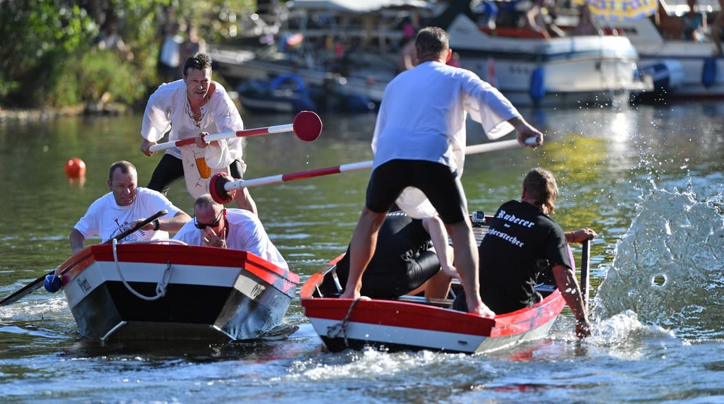 Das traditionelle Fischerstechen auf dem halleschen Laternenfest: Ziel ist es, die andere Mannschaft vom Boot ins Wasser zu stoßen.
